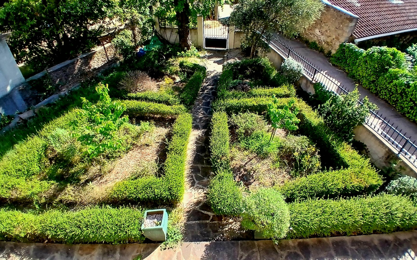 7-bedroom Detached House In Lamalou Les Bains, France (261 M²)