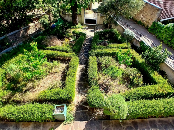 7-bedroom Detached House In Lamalou Les Bains, France (261 M²)