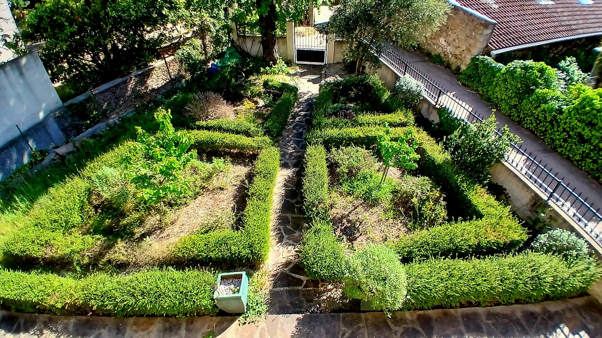 7-bedroom Detached House In Lamalou Les Bains, France (261 M²)