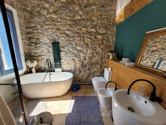 5-bedroom House In Leucate, France (235 M²)