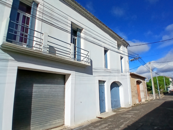 5-bedroom House In Autignac, France (141 M²)