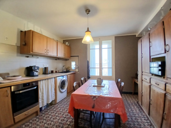 5-bedroom House In Autignac, France (141 M²)
