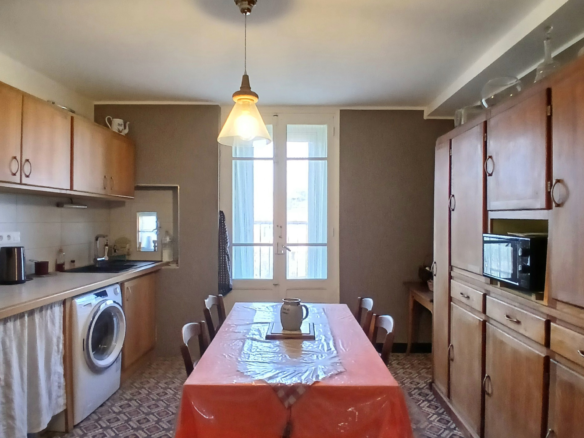 5-bedroom House In Autignac, France (141 M²)