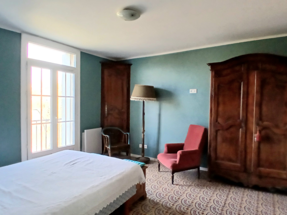 5-bedroom House In Autignac, France (141 M²)