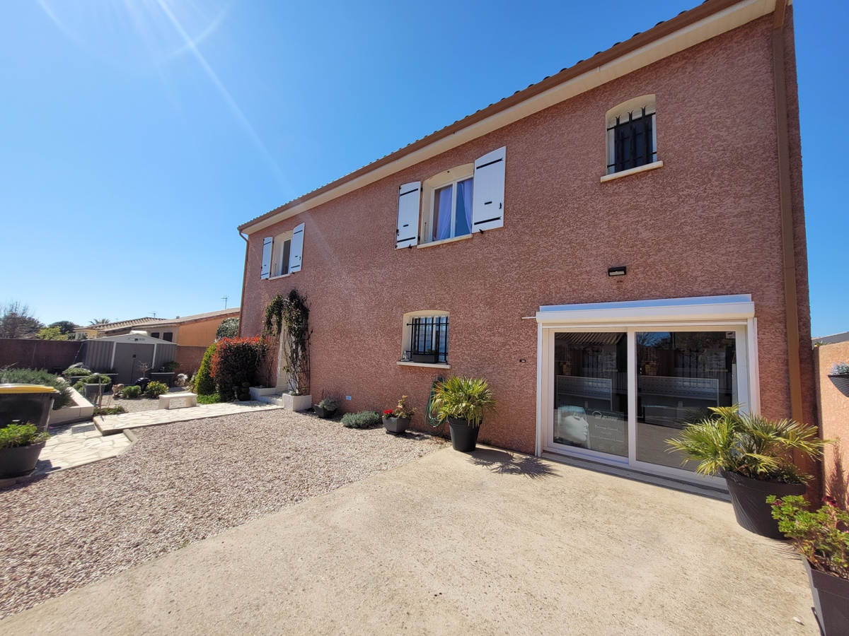 5-bedroom Detached House In Autignac, France (168 M²)