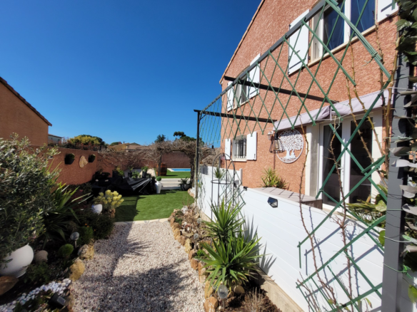 5-bedroom Detached House In Autignac, France (168 M²)