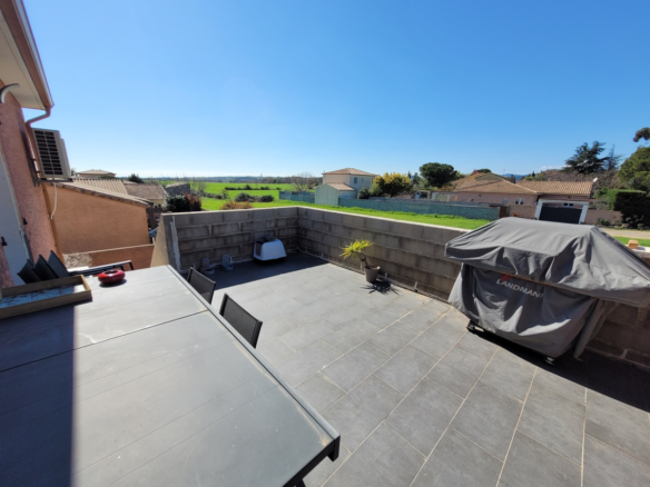 5-bedroom Detached House In Autignac, France (168 M²)