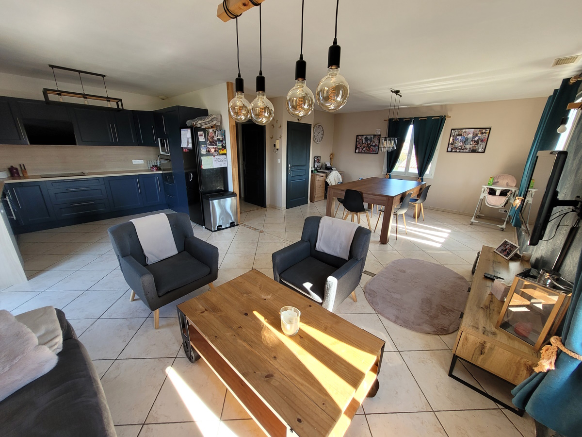 5-bedroom Detached House In Autignac, France (168 M²)