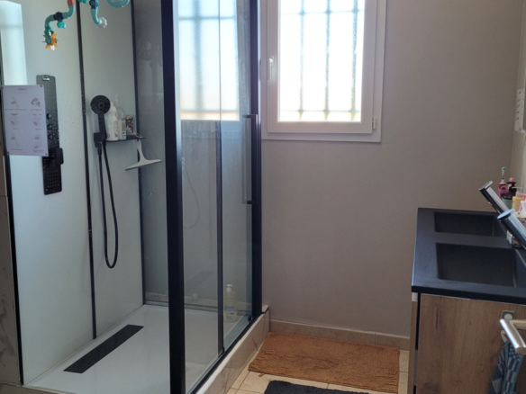 5-bedroom Detached House In Autignac, France (168 M²)