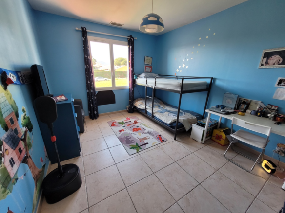 5-bedroom Detached House In Autignac, France (168 M²)