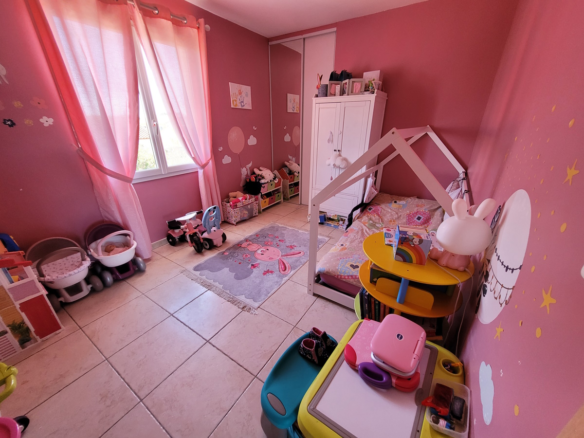 5-bedroom Detached House In Autignac, France (168 M²)