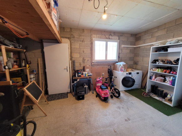5-bedroom Detached House In Autignac, France (168 M²)