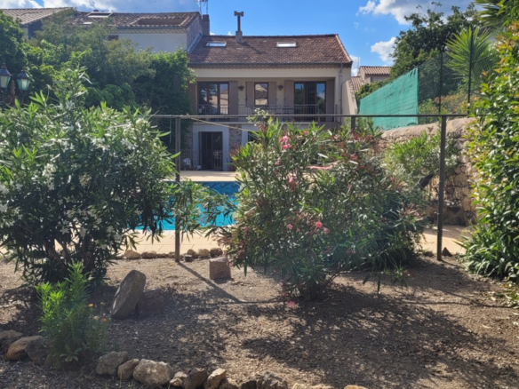7-bedroom House In Saint Genies De Fontedit, France (250 M²)