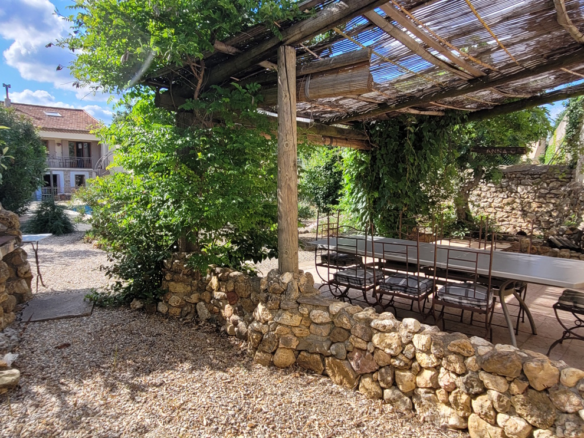 7-bedroom House In Saint Genies De Fontedit, France (250 M²)