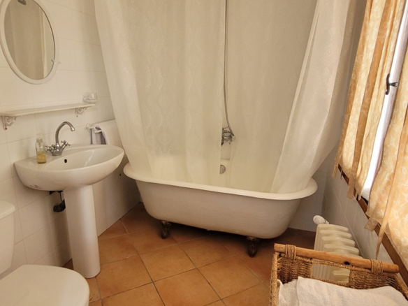 7-bedroom House In Saint Genies De Fontedit, France (250 M²)