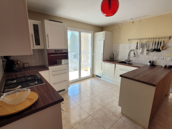 4-bedroom Detached House In Saint Genies De Fontedit, France (130 M²)