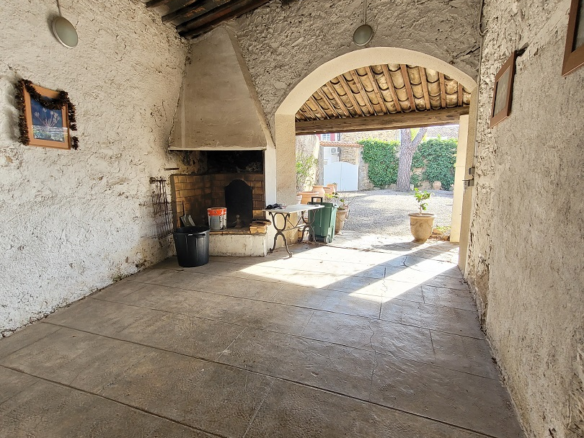 5-bedroom Detached House In Laurens, France (243 M²)