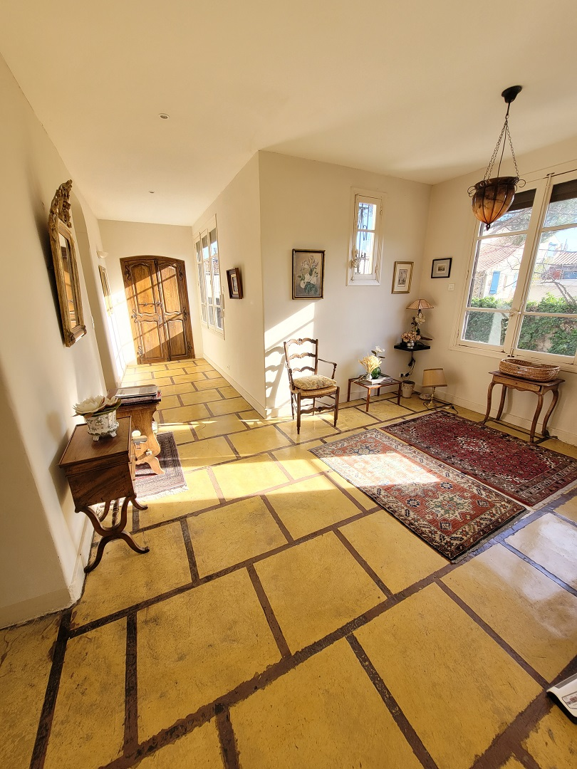 5-bedroom Detached House In Laurens, France (243 M²)
