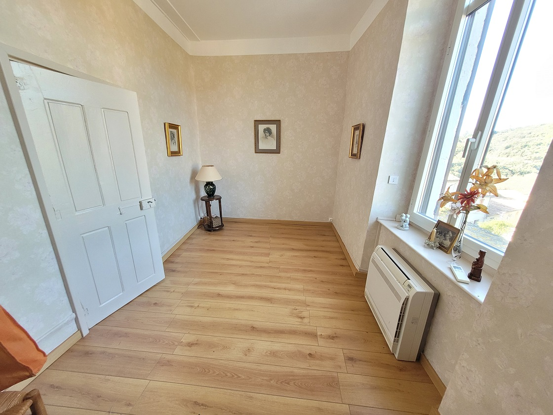 5-bedroom Detached House In Laurens, France (243 M²)