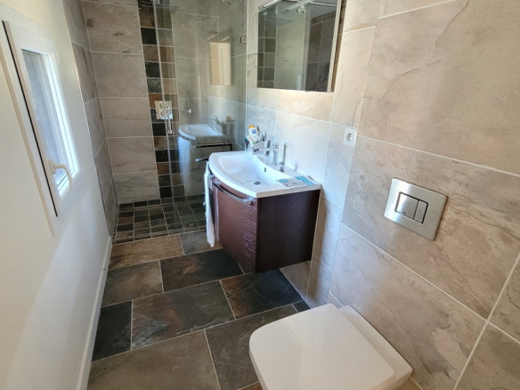 5-bedroom Detached House In Laurens, France (243 M²)