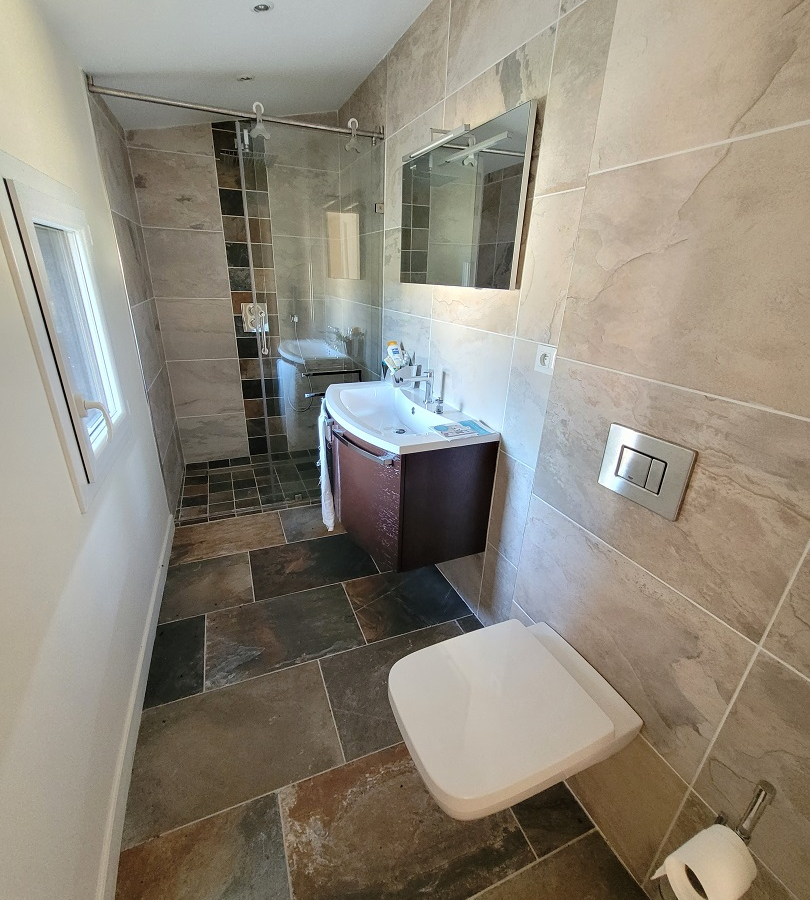5-bedroom Detached House In Laurens, France (243 M²)