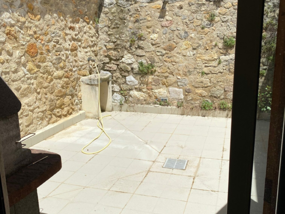 2-bedroom House In Magalas, France (143 M²)