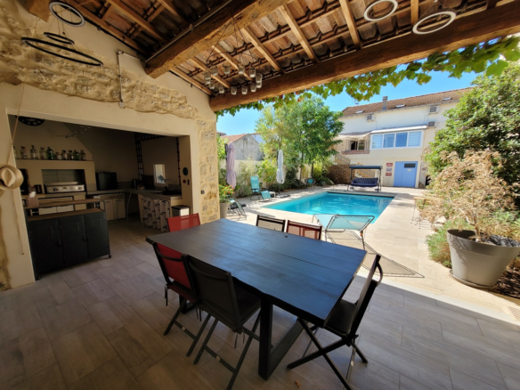 3-bedroom House In Puissalicon, France (145 M²)