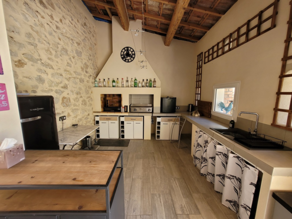 3-bedroom House In Puissalicon, France (145 M²)