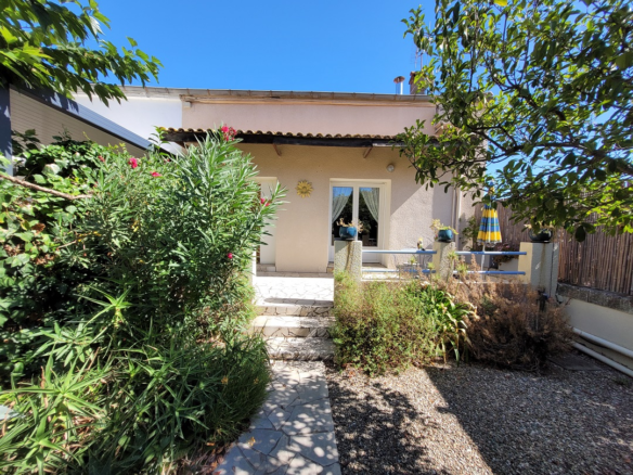 3-bedroom House In Puissalicon, France (145 M²)