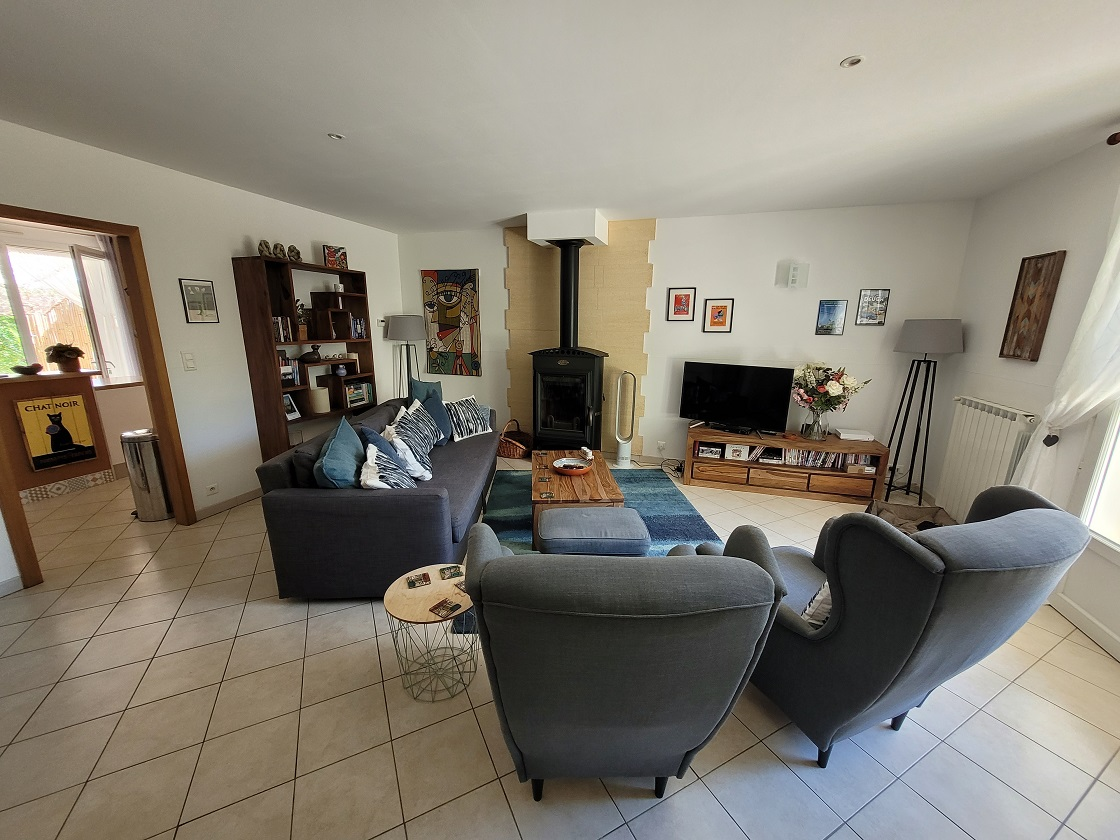 3-bedroom House In Puissalicon, France (145 M²)