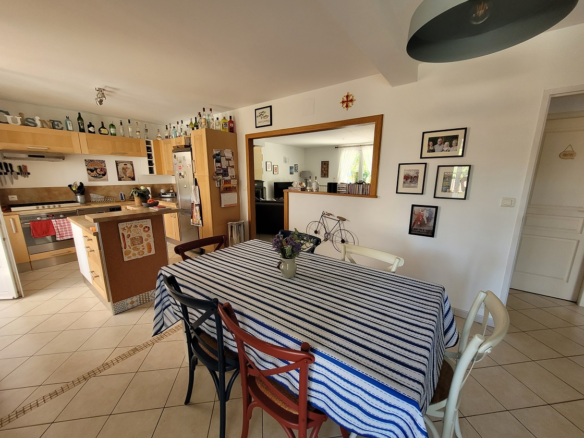 3-bedroom House In Puissalicon, France (145 M²)