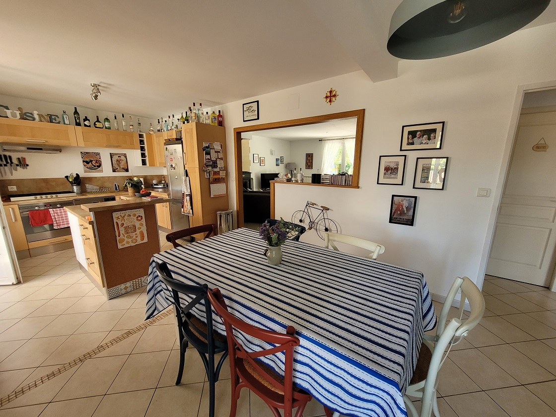 3-bedroom House In Puissalicon, France (145 M²)