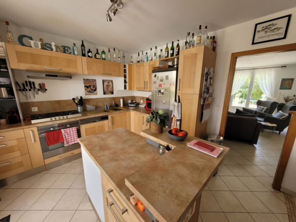 3-bedroom House In Puissalicon, France (145 M²)