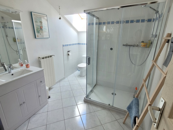 3-bedroom House In Puissalicon, France (145 M²)