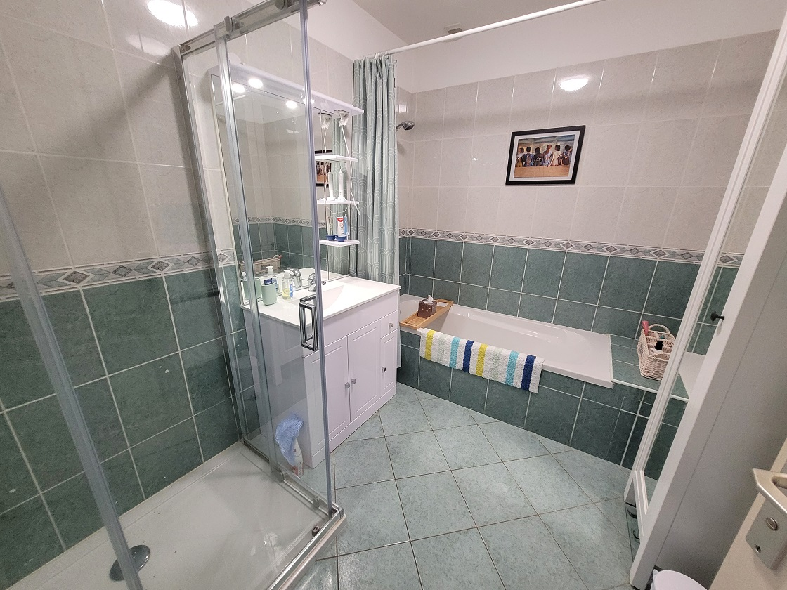 3-bedroom House In Puissalicon, France (145 M²)