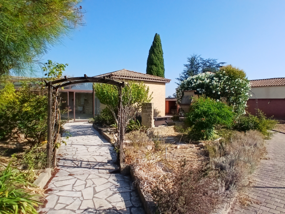 4-bedroom Detached House In Maureilhan, France (130 M²)