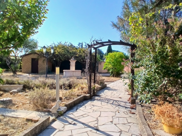 4-bedroom Detached House In Maureilhan, France (130 M²)