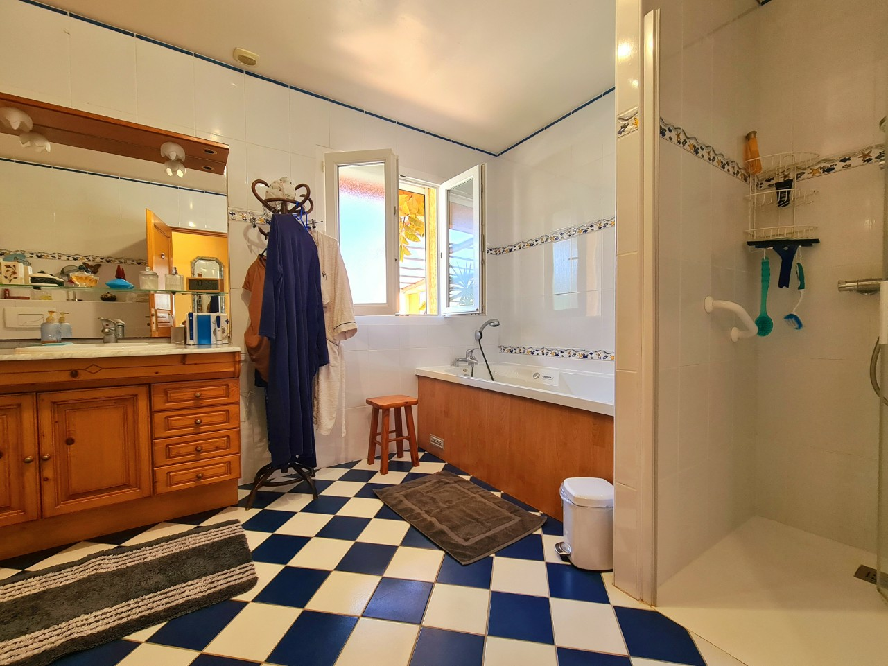 MAR702000EQ-1-4a493f 4-bedroom Detached House In Maureilhan, France (130 M²)