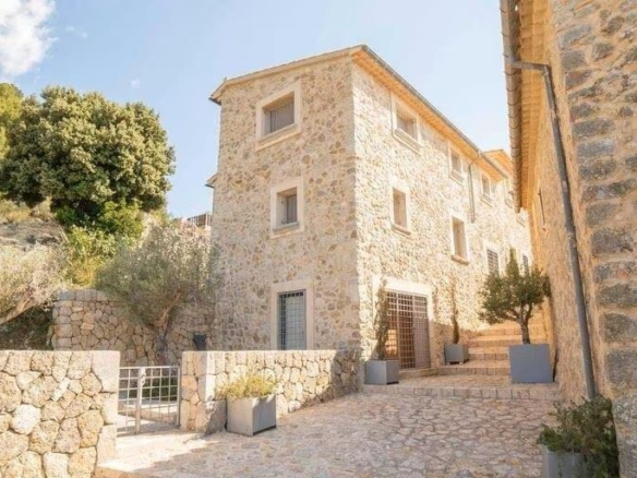 Land In Mancor De La Vall, Spain (574 M² Plot)