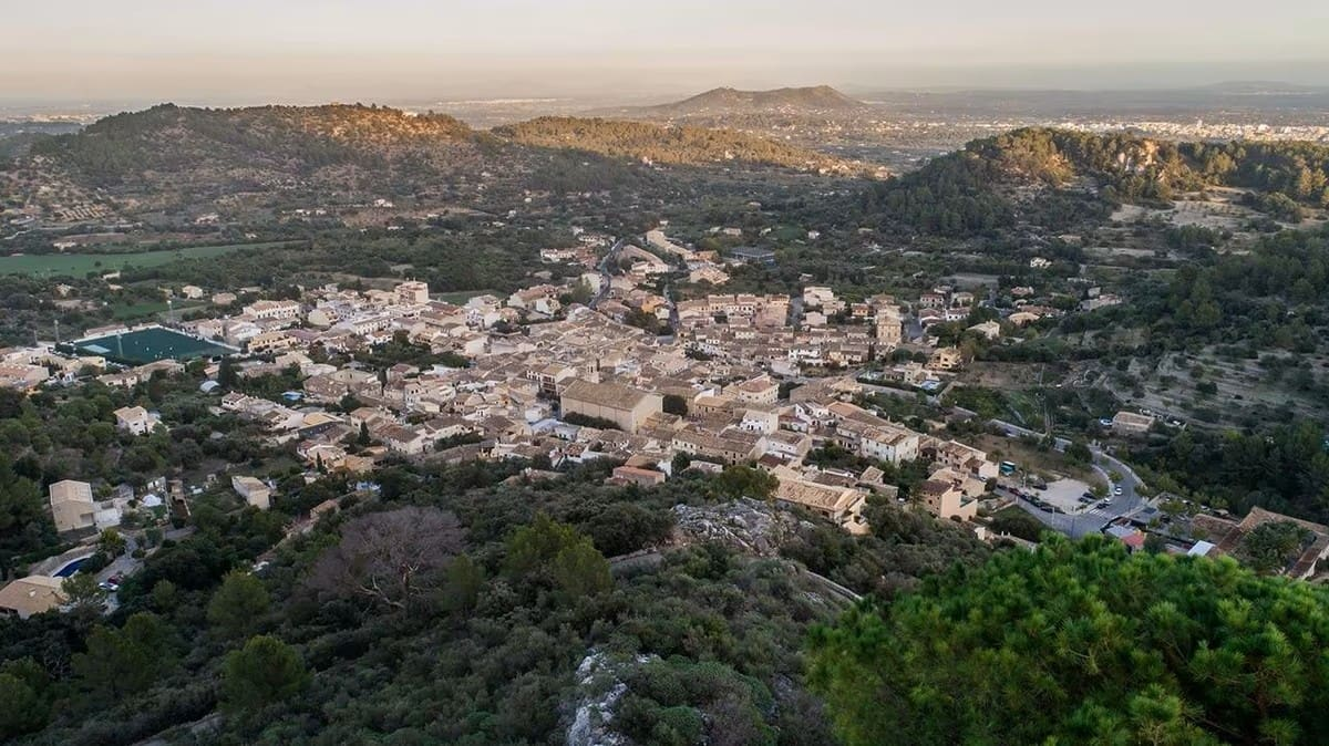 Land In Mancor De La Vall, Spain (574 M² Plot)