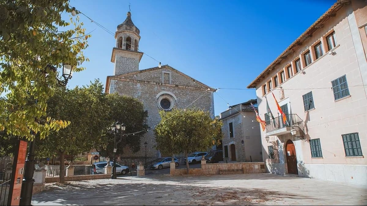 Land In Mancor De La Vall, Spain (574 M² Plot)