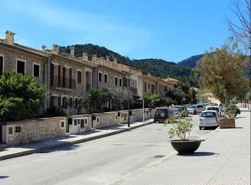 Land In Mancor De La Vall, Spain (574 M² Plot)