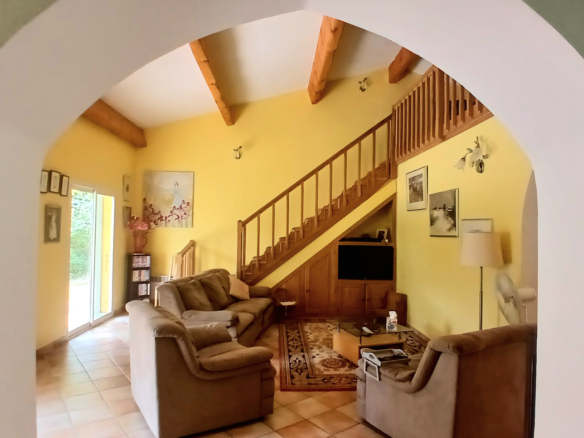 5-bedroom Detached House In Pezenas, France (153 M²)