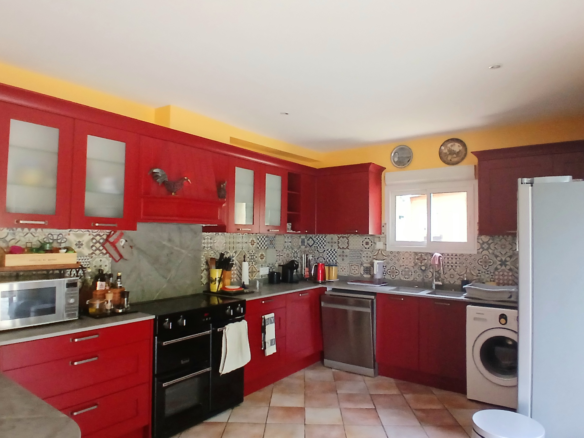 5-bedroom Detached House In Pezenas, France (153 M²)