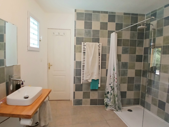 5-bedroom Detached House In Pezenas, France (153 M²)