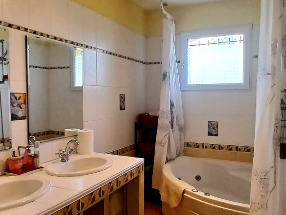 5-bedroom Detached House In Pezenas, France (153 M²)
