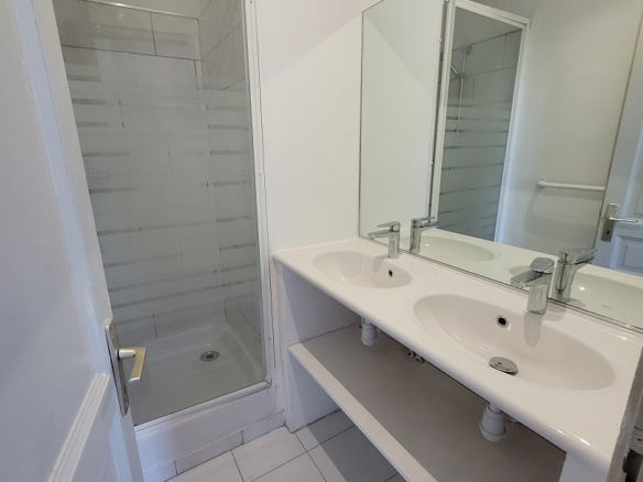 3-bedroom Apartment In Pezenas, France (96 M²)