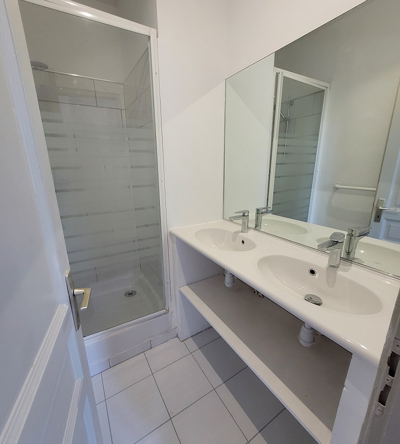 3-bedroom Apartment In Pezenas, France (96 M²)