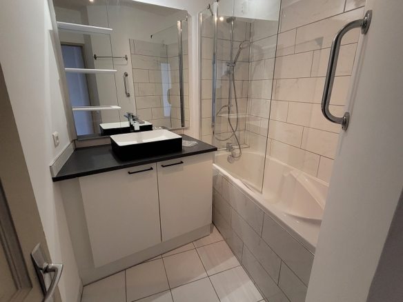 3-bedroom Apartment In Pezenas, France (96 M²)