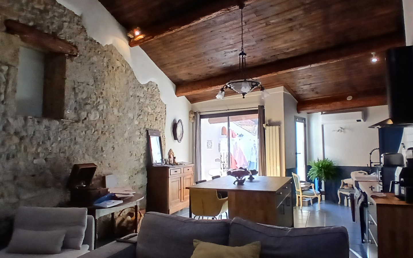 4-bedroom House In Fouzilhon, France (145 M²)